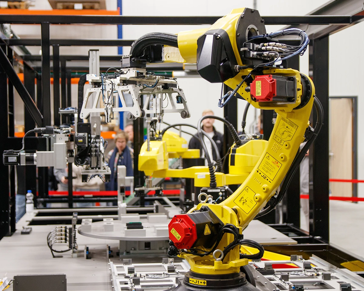Robotkar egy Navipro által integrált gyártócellában