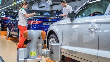 Audi gyártássor, KUKA robotkar és mérnökök