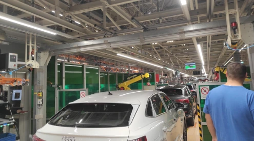 Audi gyártáscsarnok belső, robotkarok