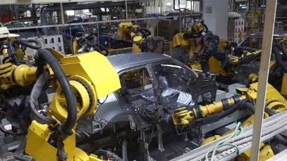 KUKA robotkarok autókarosszéria hegesztő cellában