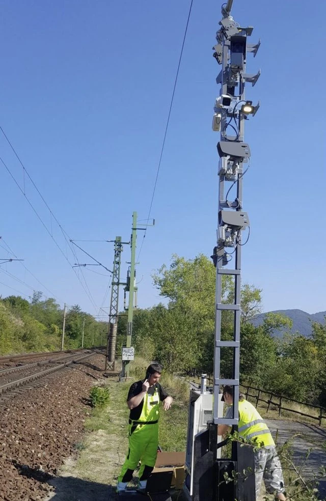 Optical train identification camera mast installed on the line