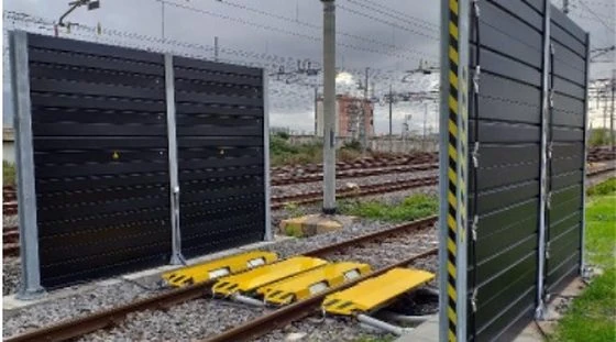 Measuring station with optical backdrops by the track